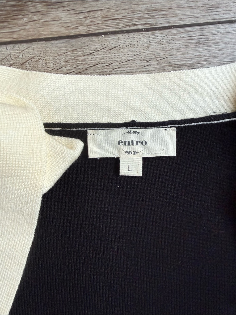 Black & Cream Bow-Shoulder Sweater - Entro - Picture 5 of 5